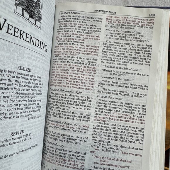 Men's Devotional Bible-NIV: Daily Devotions from Godly Men‎ Zondervan Red Letter - Picture 12 of 12